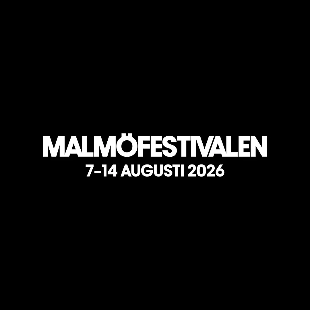 Märke för Malmöfestivalen 2026 med texten "Malmöfestivalen 7-14 augusti 2026"