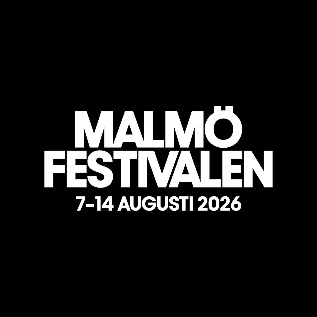 Märke för Malmöfestivalen 2026 med texten "Malmöfestivalen 7-14 augusti 2026"