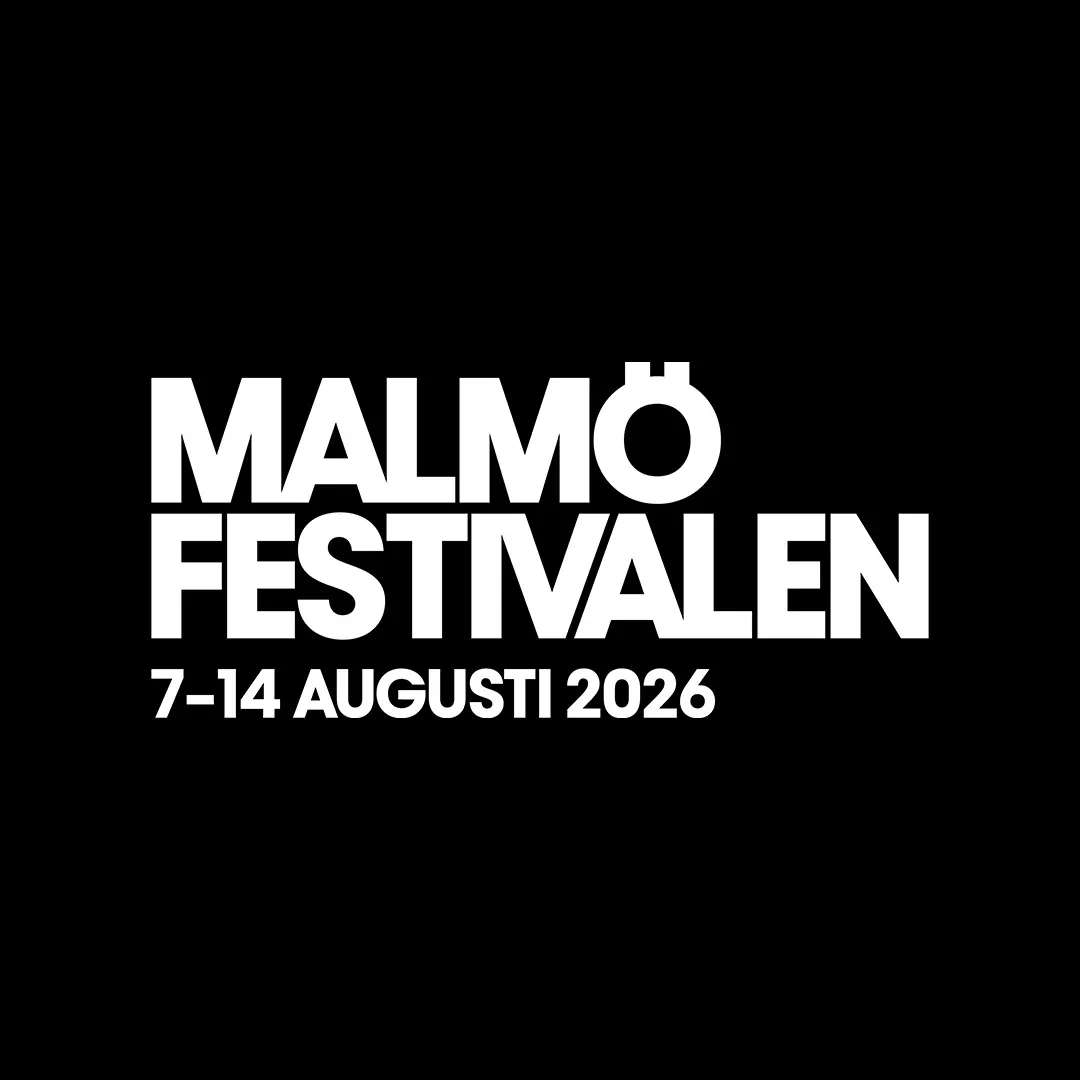 Märke för Malmöfestivalen 2026 med texten "Malmöfestivalen 7-14 augusti 2026"