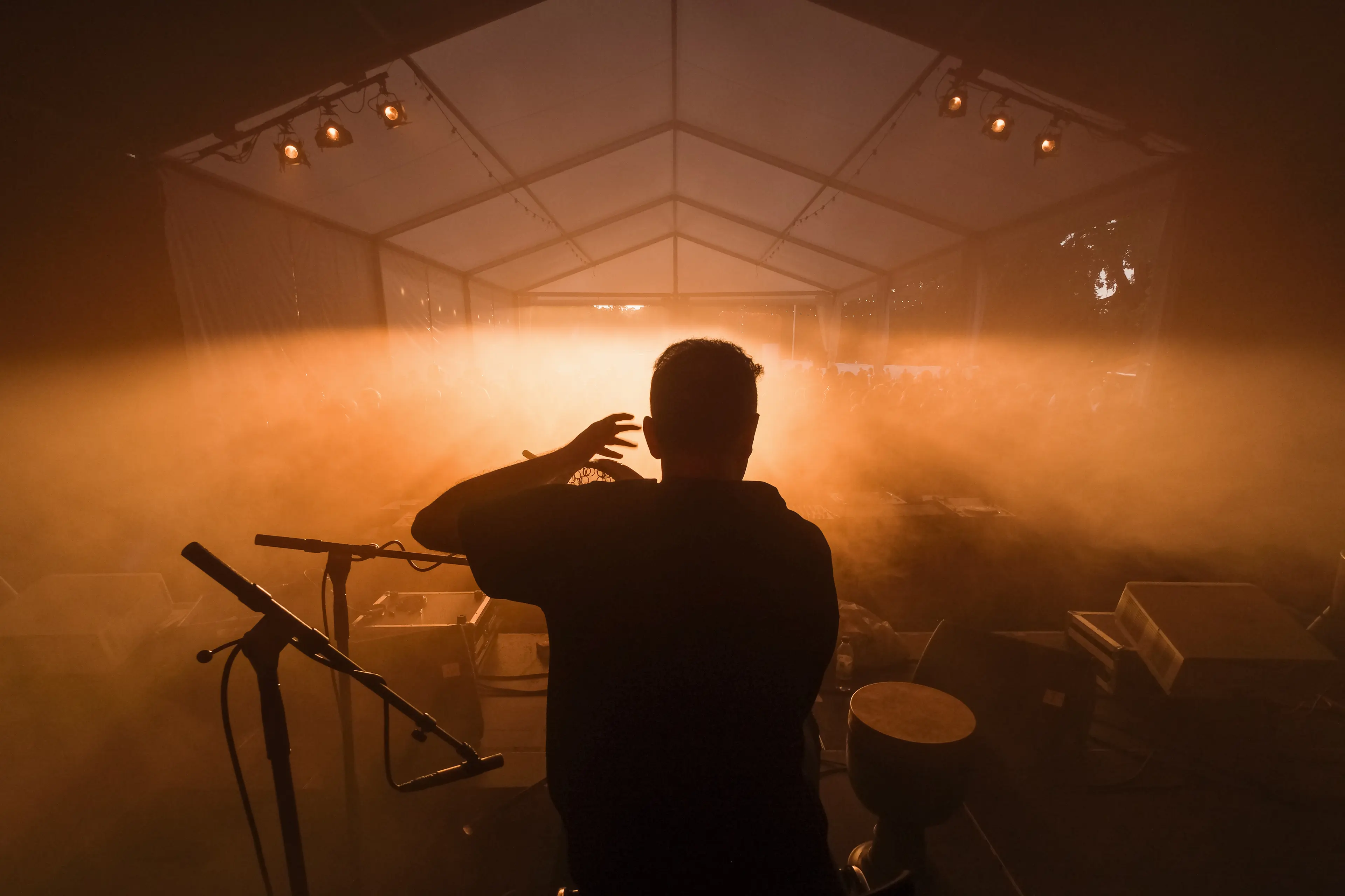 En artist syns bakifrån i motljus på Malmöscenen på Malmöfestivalen.