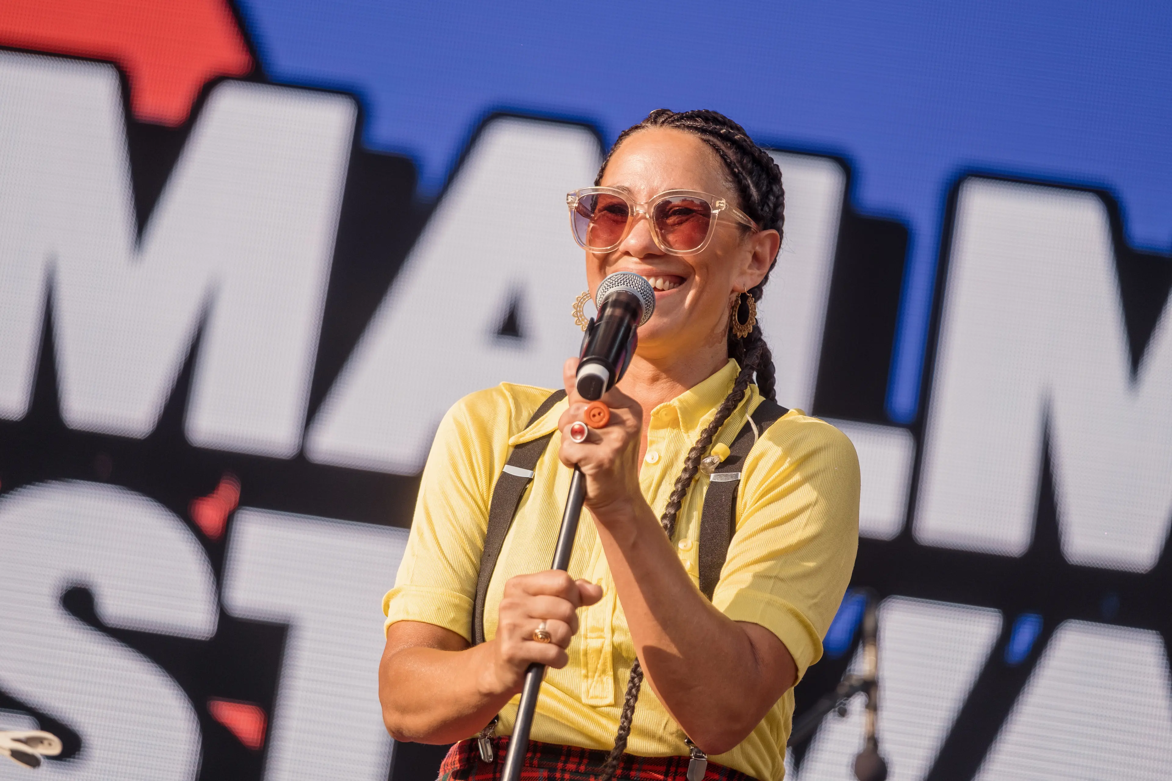 Artisten Miriam Aïda sjunger på en scen under Malmöfestivalen.