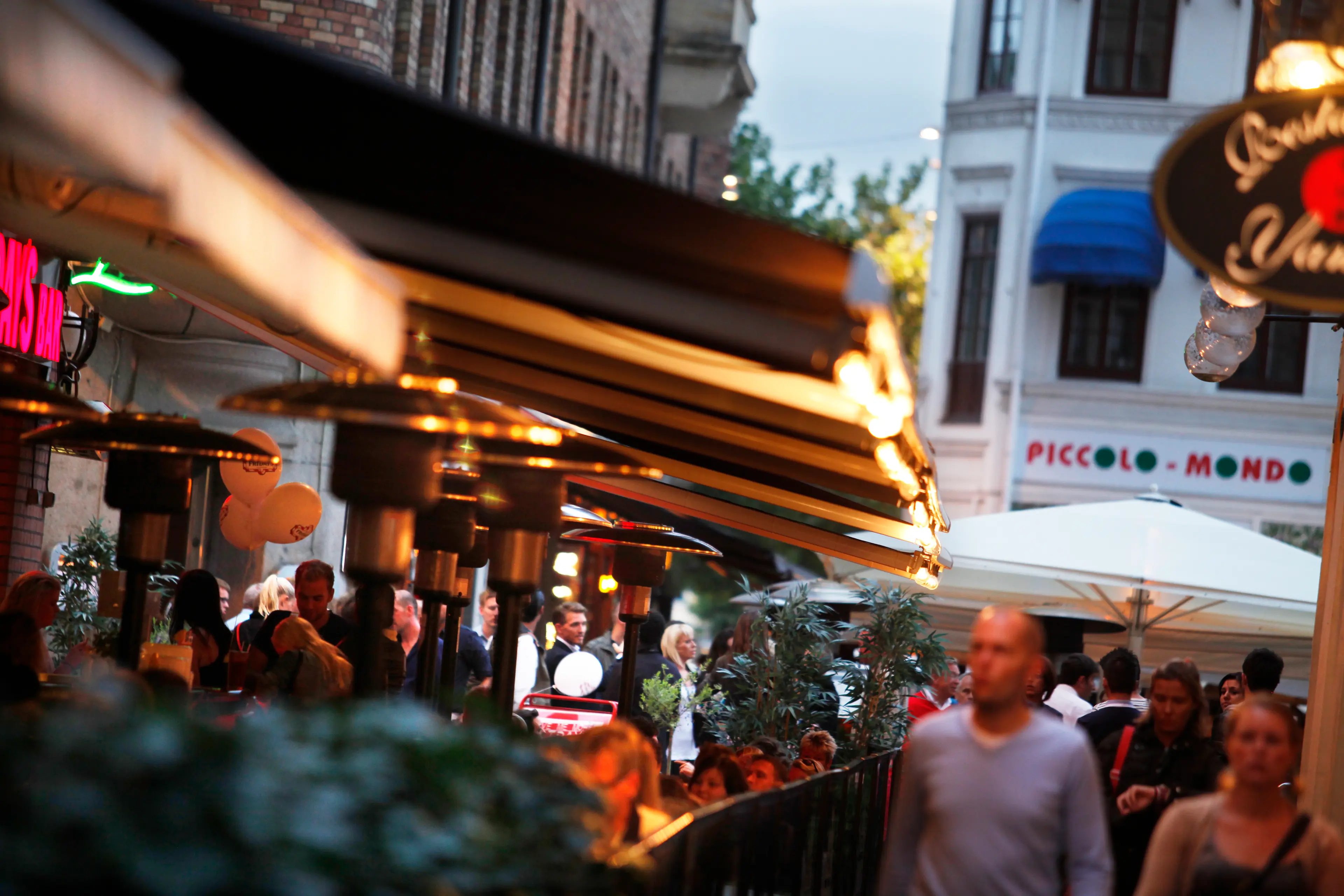 https://a.storyblok.com/f/277723/5616x3744/e4f2f3a518/lilla-torg-scener.jpg