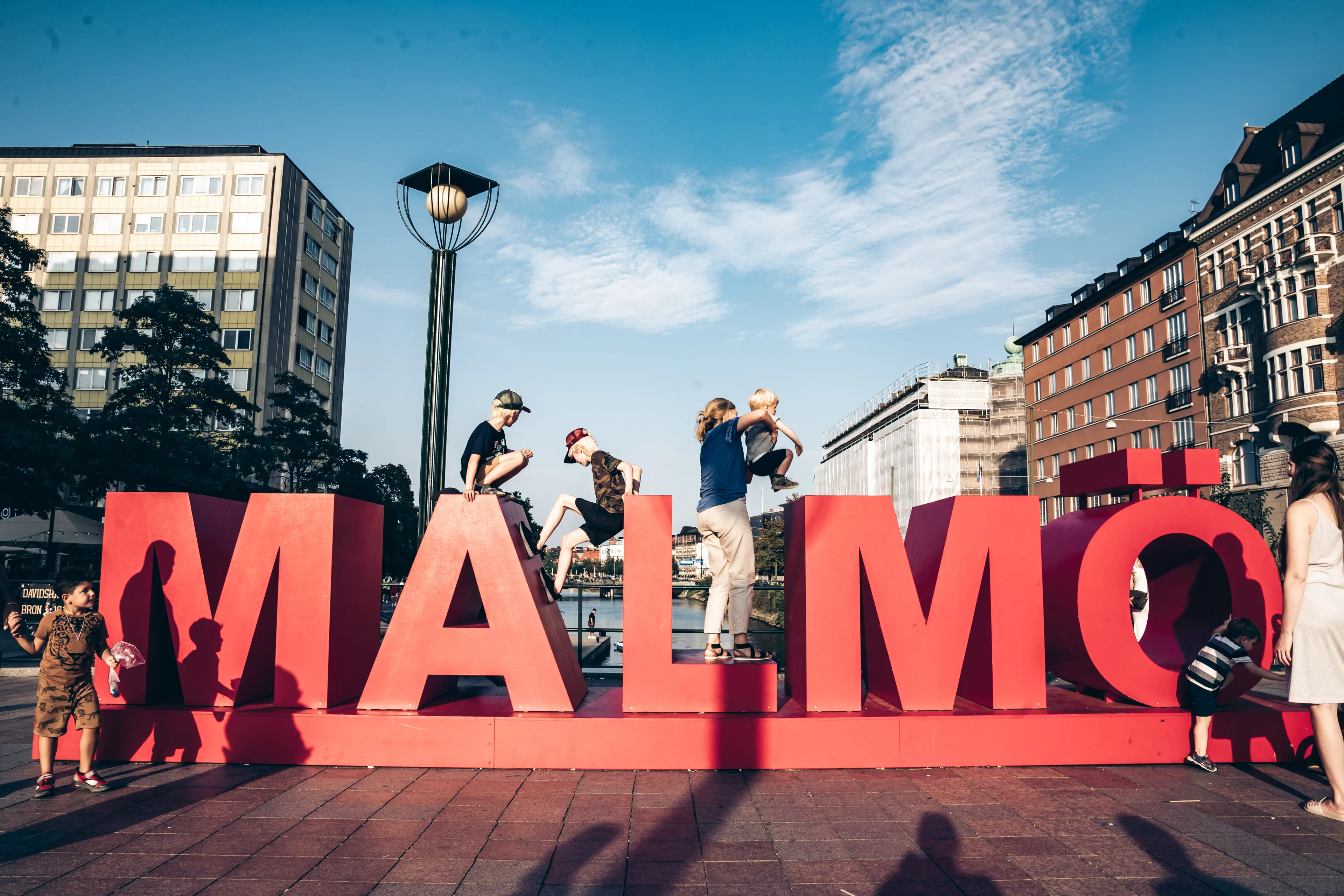 https://a.storyblok.com/f/277723/5701x3801/8d3a5717b7/davidhallsbron-scener.jpg